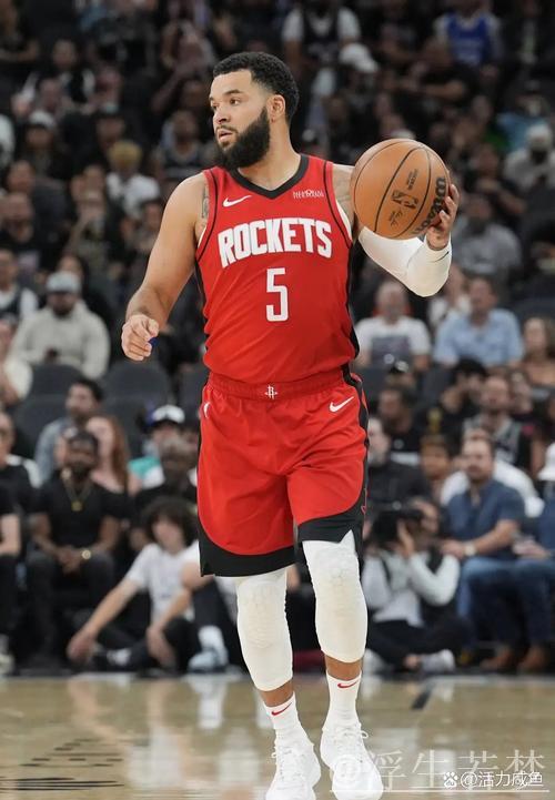 范弗里特接球出手 超远三分精准命中 范弗里特接球出手 超远三分精准命中